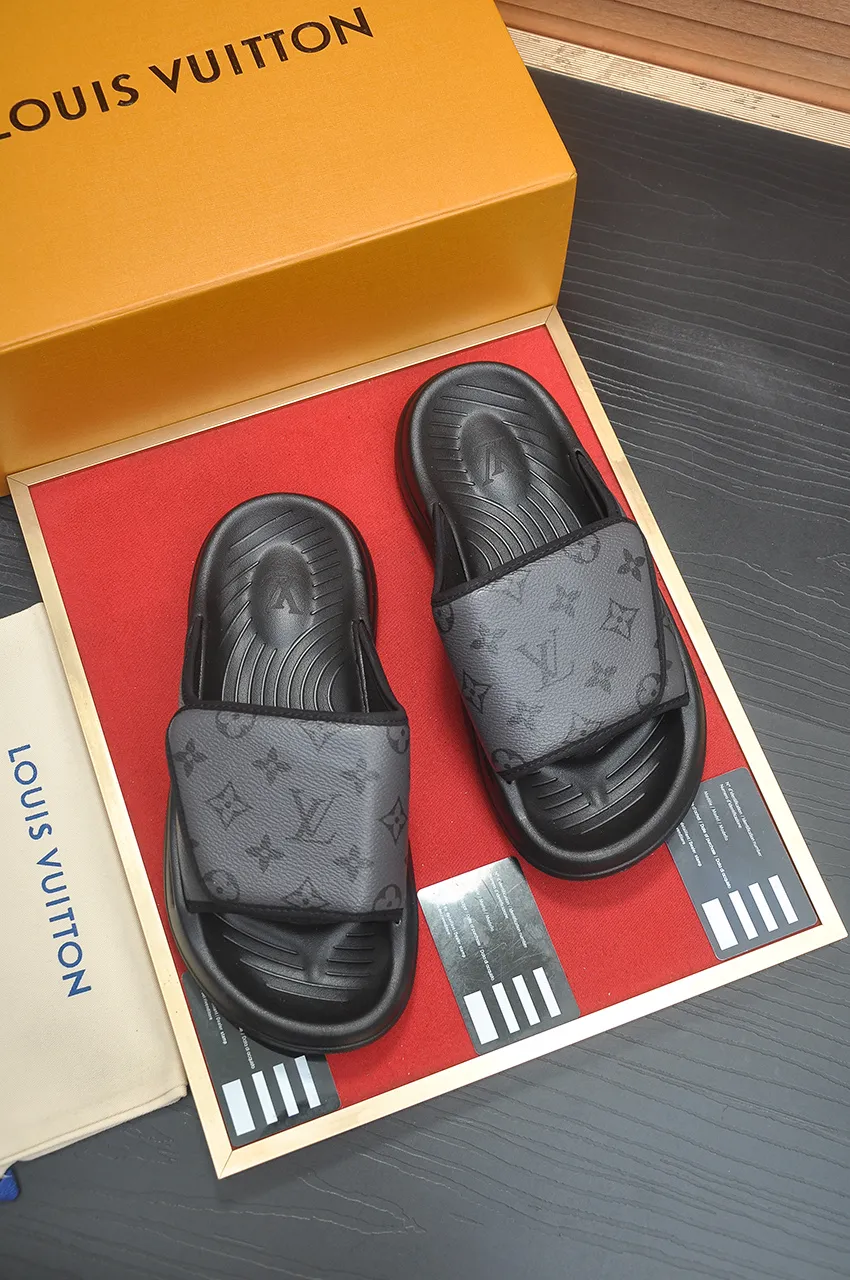 Men's men's shoes 💰340💶 [Louis Vuitton LV slippers] (high-end cowhide) counter 1:1 fashion style, a must-have for summer! The designer used LV’s iconic outsole. The original simple slippers instantly become fashionable! The upper is made of flexible special cowhide leather straps alternately, and the workmanship is exquisite! A must-have for stylish men in summer, size 38-45 (45 customized)